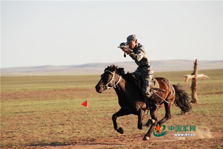军人骑马背枪图片图片