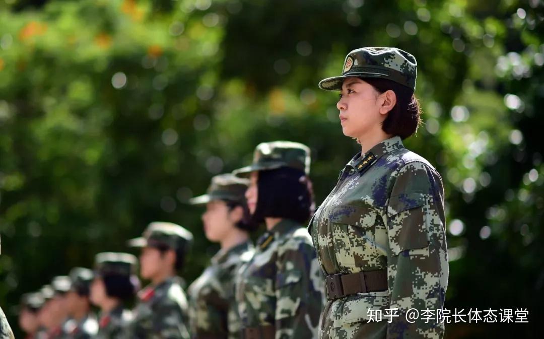 军训站军姿驼背会管吗?