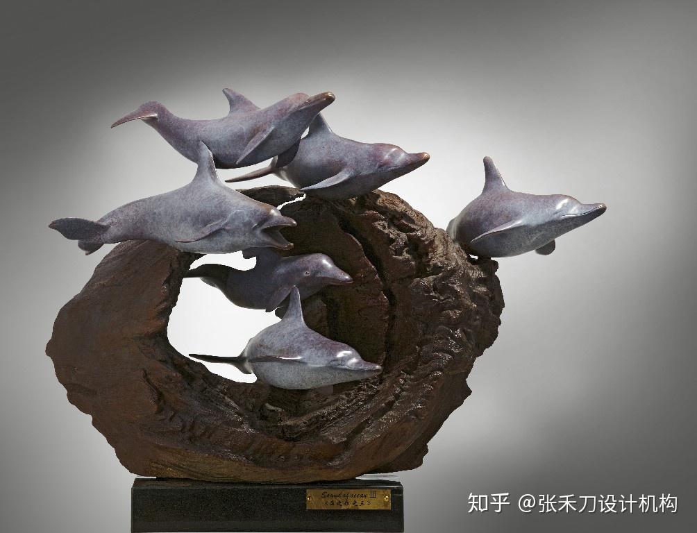 例如,李蓝迪曾经只身一人与身形巨大的棕熊近距离对望