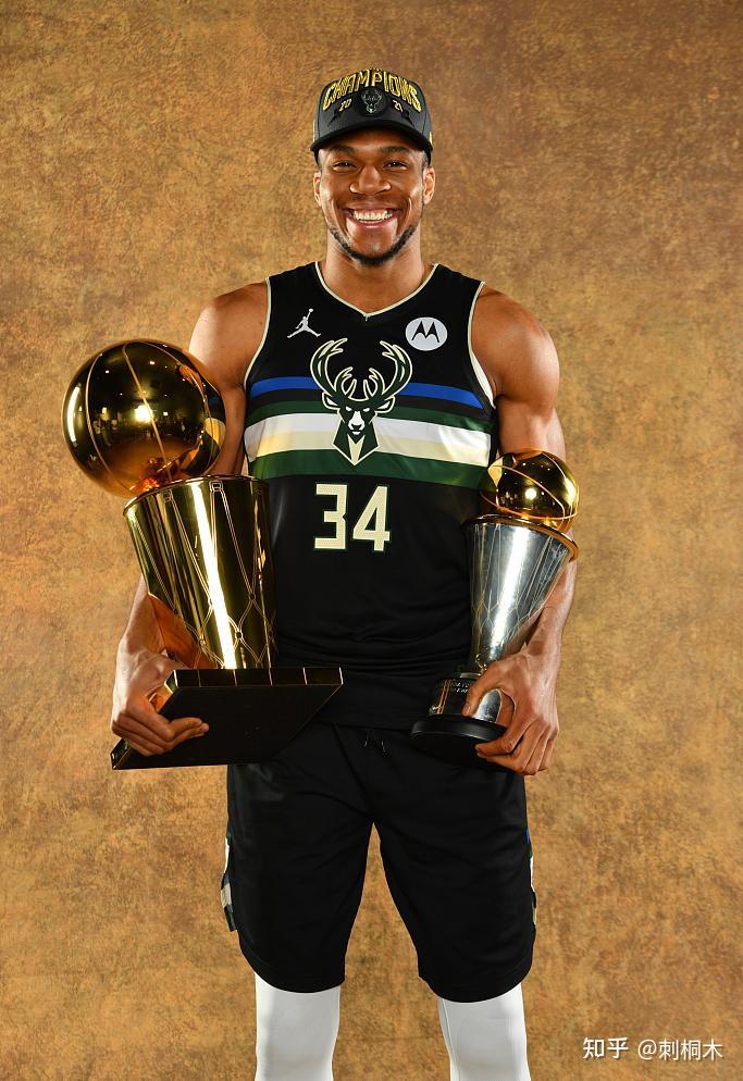 助跑弹跳高度为112厘米,最大摸高3米83,完全可以比肩勒布朗·詹姆斯