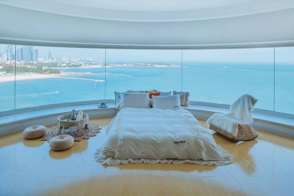 青岛海边的民宿还有270度超大曲面落地窗