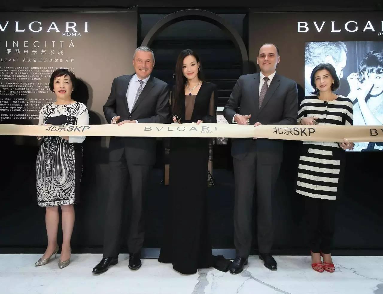 经理卢雪梅女士与宝格丽大中华区女表代言人舒淇齐齐现身,为展览剪彩