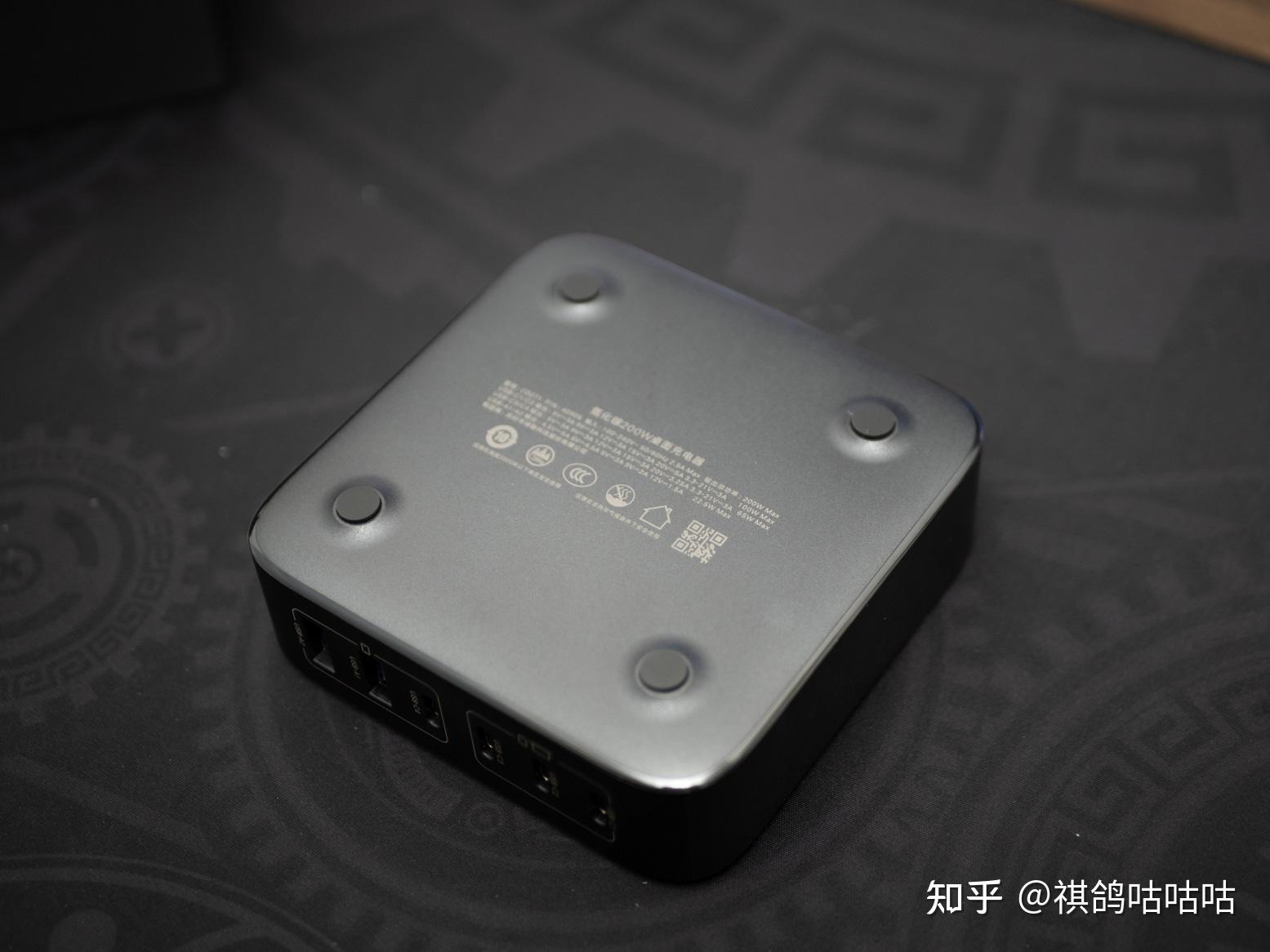 绿联200w氮化镓充电器的包装以黑色为主,正面的字体是金色,黑金色的