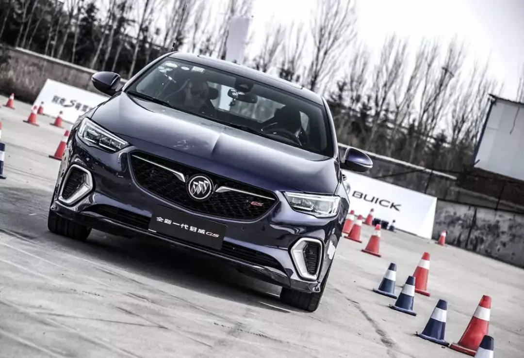 想成为老少通吃的中级车看雅阁和君威如何斗法