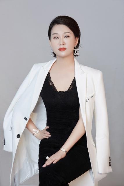 福州火隆果投资有限公司董事长周芬默默无闻十年资助贫困学生16人 - 知乎