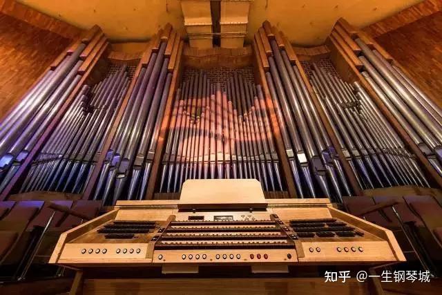 教堂里的管风琴与钢琴有什么不同连云港一生钢琴城原创