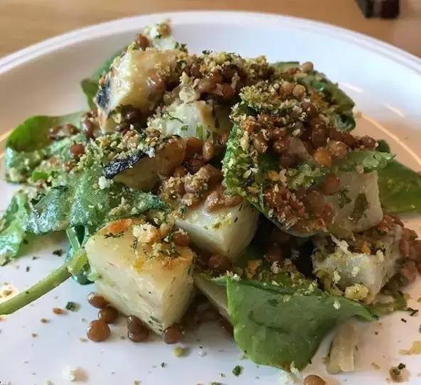 food start up",他们家的特色菜是hummus,再配上spicy salad和pitta