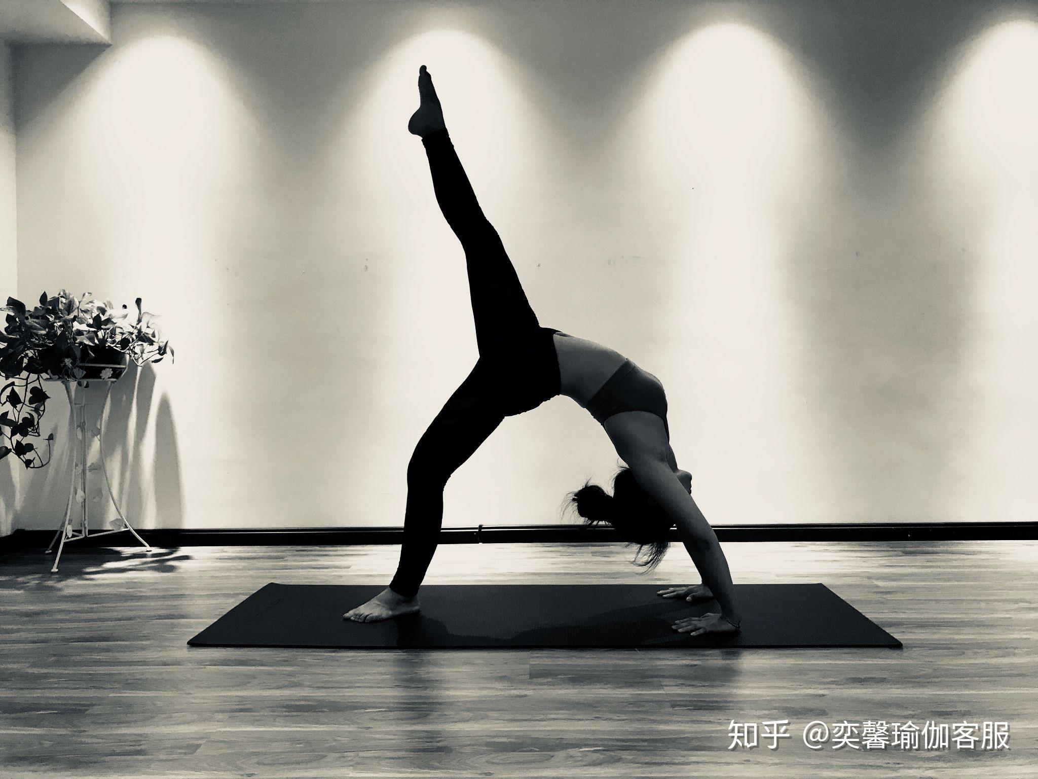 分为初级 中级 高级阿斯汤加瑜伽