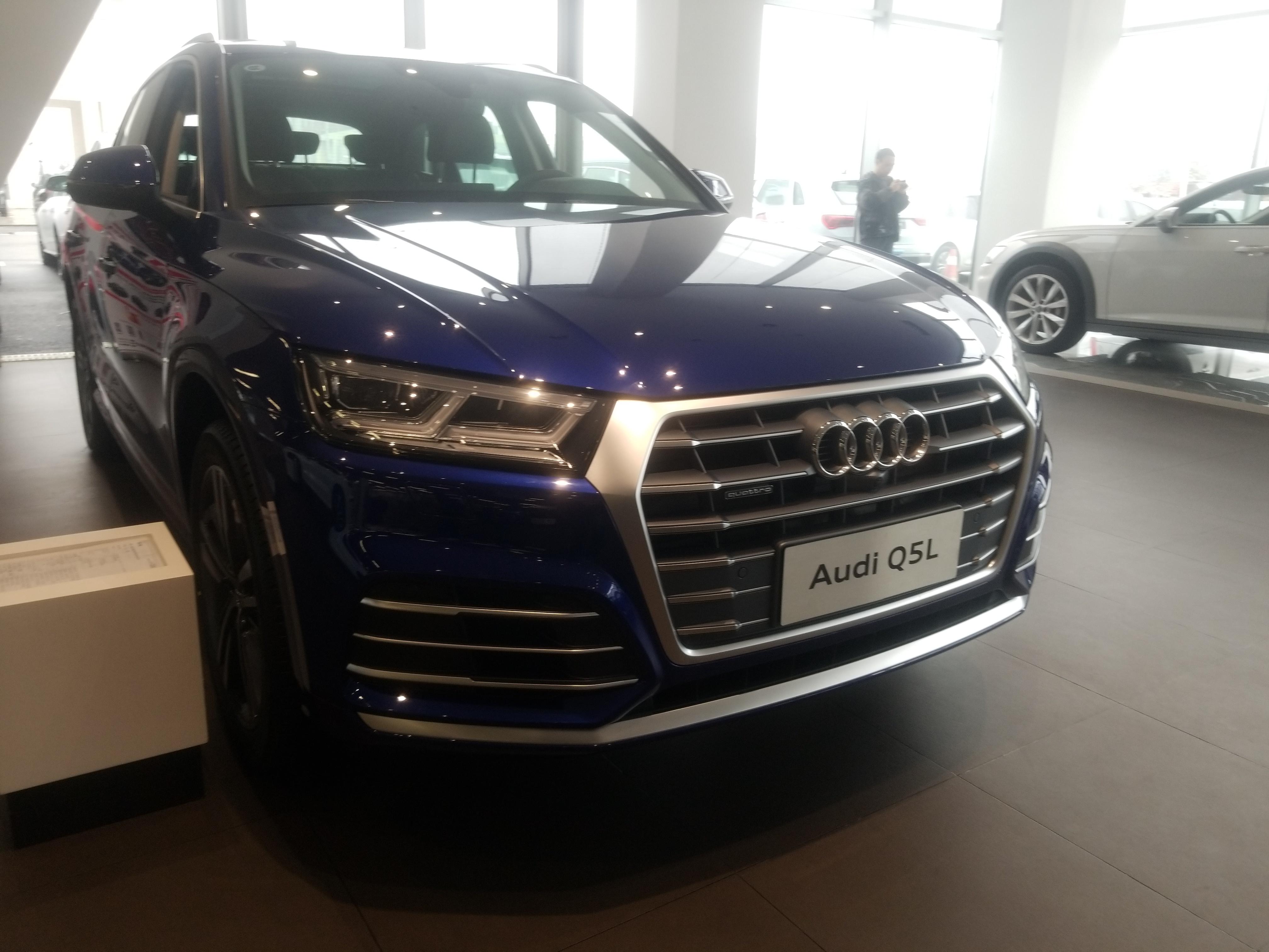 到店实拍2020款奥迪q5l探索蓝色车身很耐看配雨量感应式雨刷