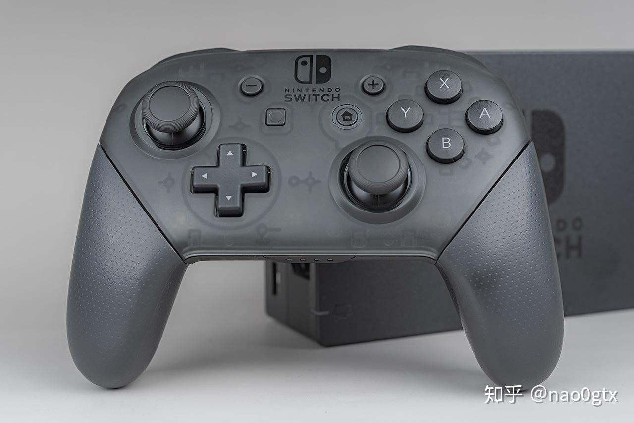 switch pro的外包装没啥好说的,一个红白配色的纸盒.