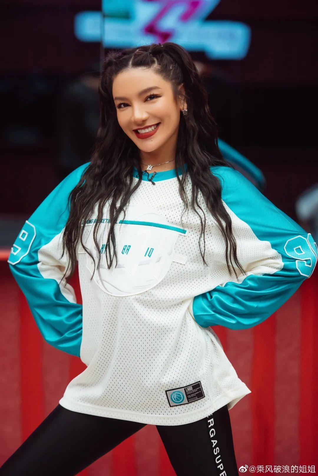 即使在美女堆里吉克隽逸江映蓉往那儿一站我眼睛就离不开了