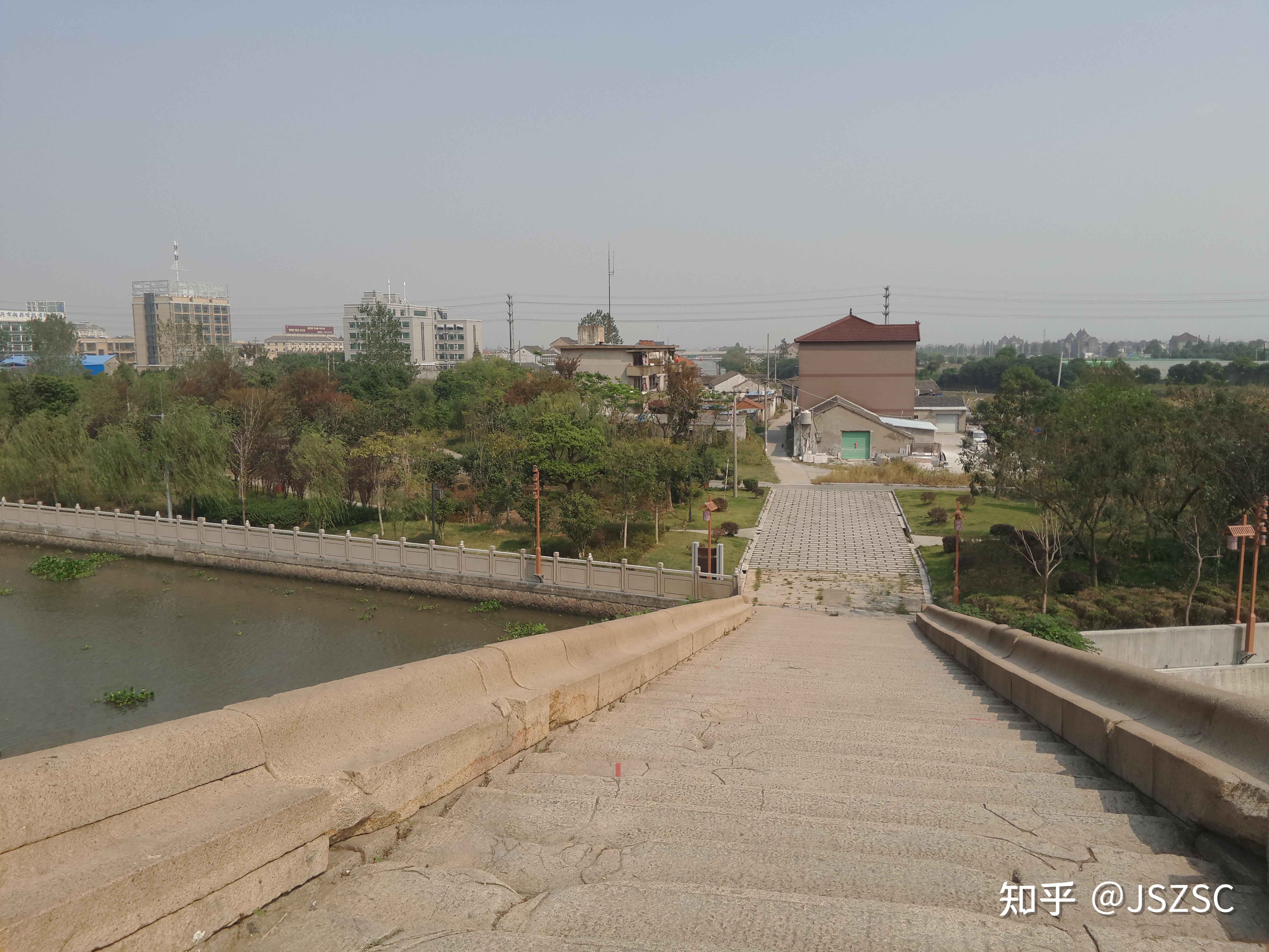 1長虹橋長虹橋位於王江涇鎮東,橫跨古運河,是嘉興最大的石拱橋,也是大