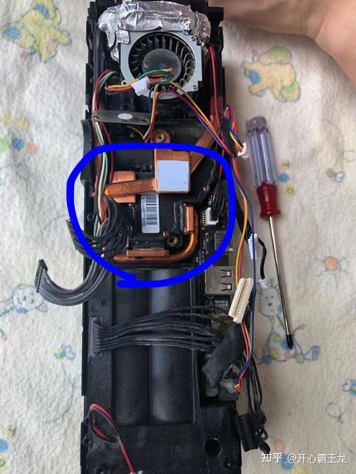 坚果投影仪绿屏怎么办?动手党教你手把手拆卸修理投影仪,剩下几大百!