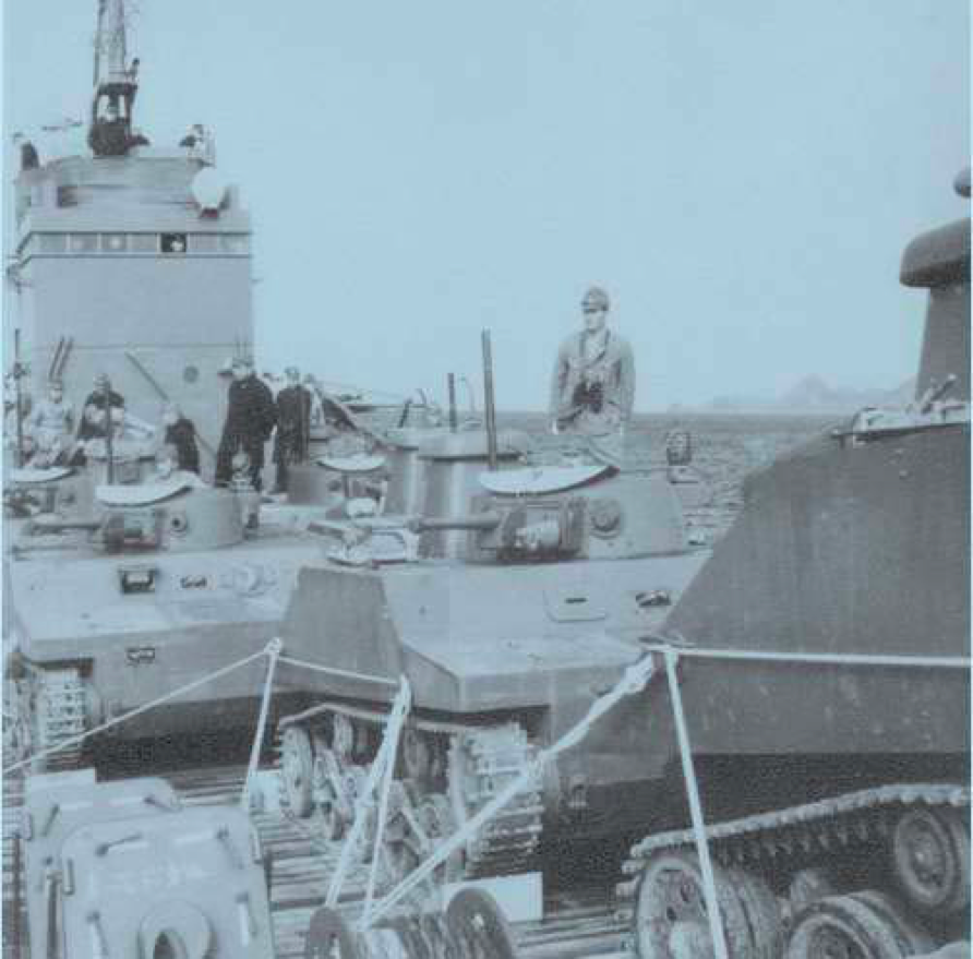 日军用军舰运送来增援的坦克。日军坦克其实铁皮不厚，但在火力孱弱的中国士兵面前，已经算得上一头头怪兽