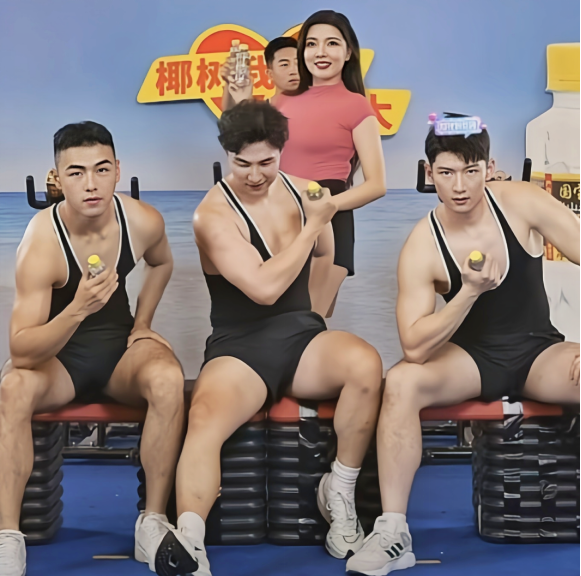 椰树"擦边"史:40万让全网争相打广告,仅此一家