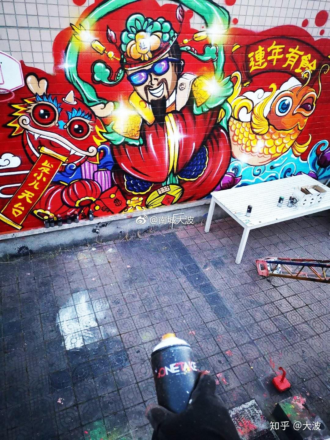 2019年味儿涂鸦北京男子徒手百米高空顶风作案创作年味儿涂鸦墙你怎么