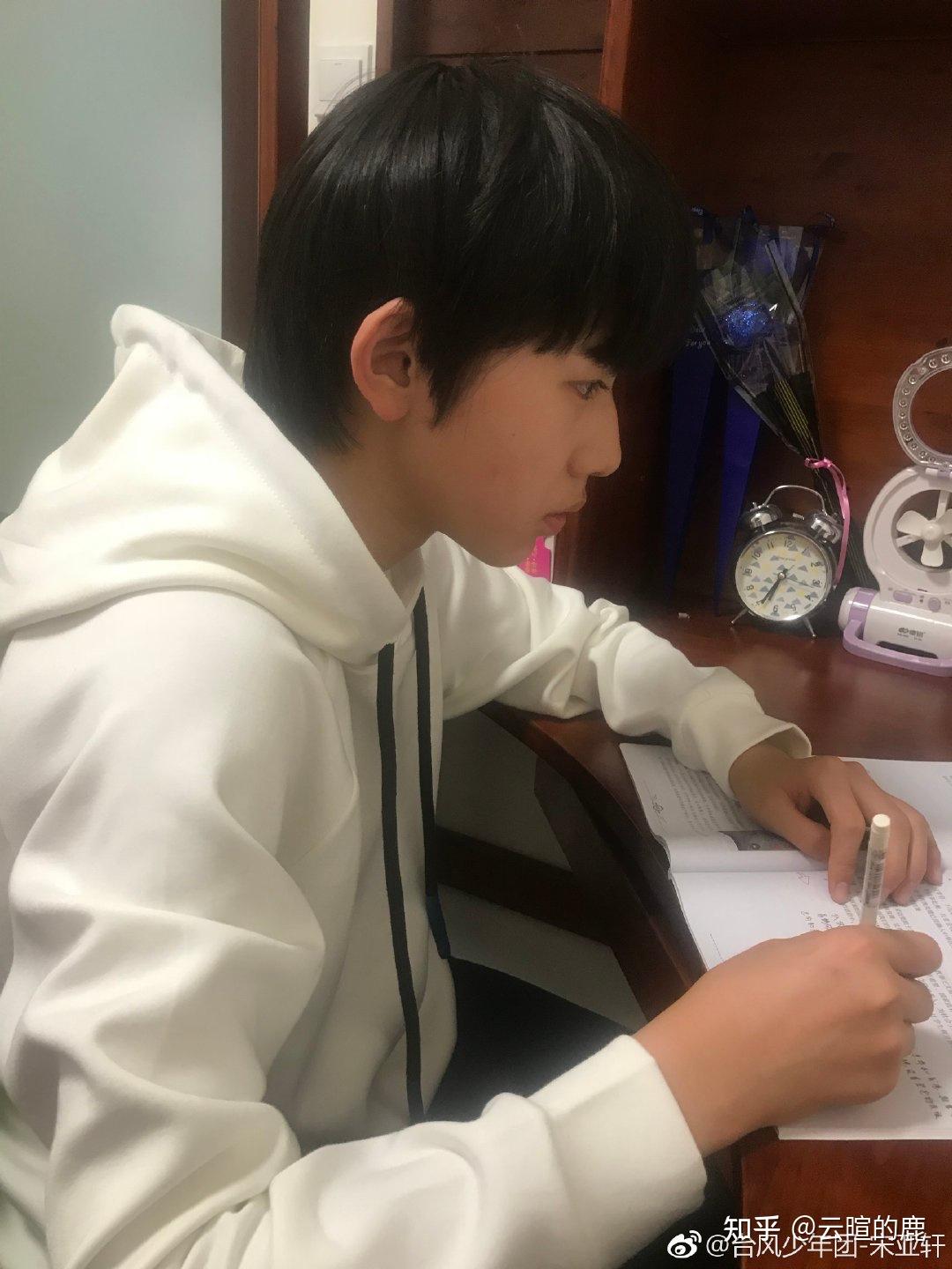 有没有宋亚轩学习时的照片,想打印出来激励自己? - 知乎