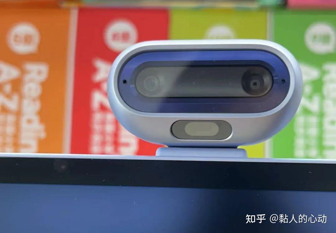 顶端的摄像头也有变化,像个小机器人一样,还有点可爱!