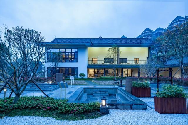 他在深山里建了一座四合院豪宅山湖环绕里面的庭院太美了