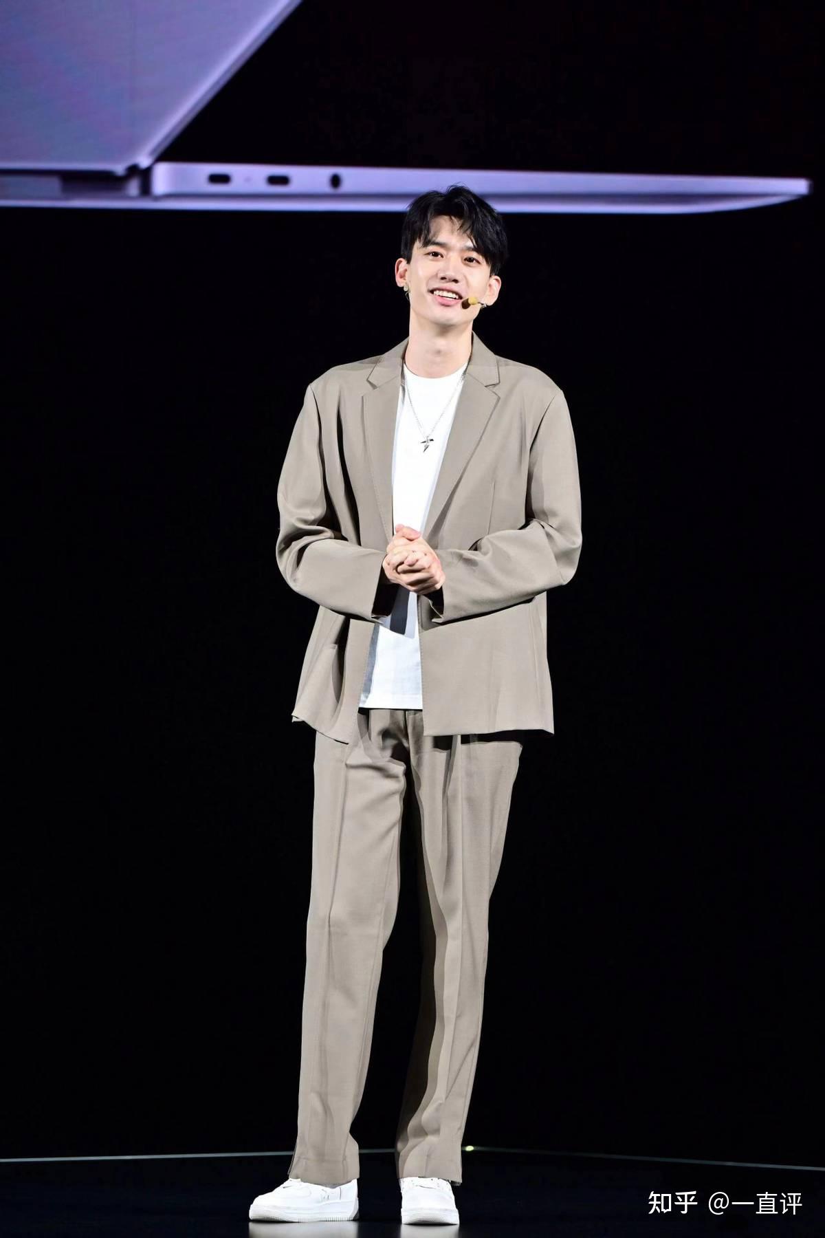 脱口秀演员庞博现身荣耀笔记本发布会 点赞三叉戟轻薄本战神 - 知乎