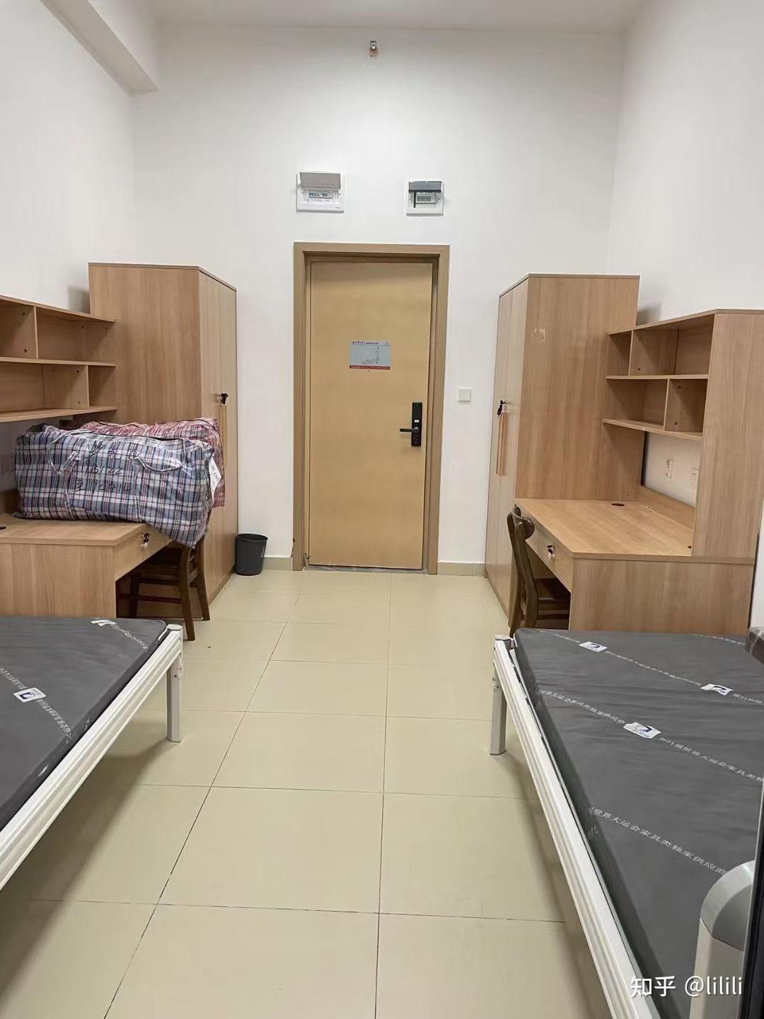 有没有小哥哥小姐姐是成都大学的,我想了解一下里面的宿舍是啥样的?