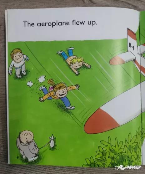 自己演完,邀请孩子也放下书,一起跟着你,张开翅膀,假装 the aeroplane