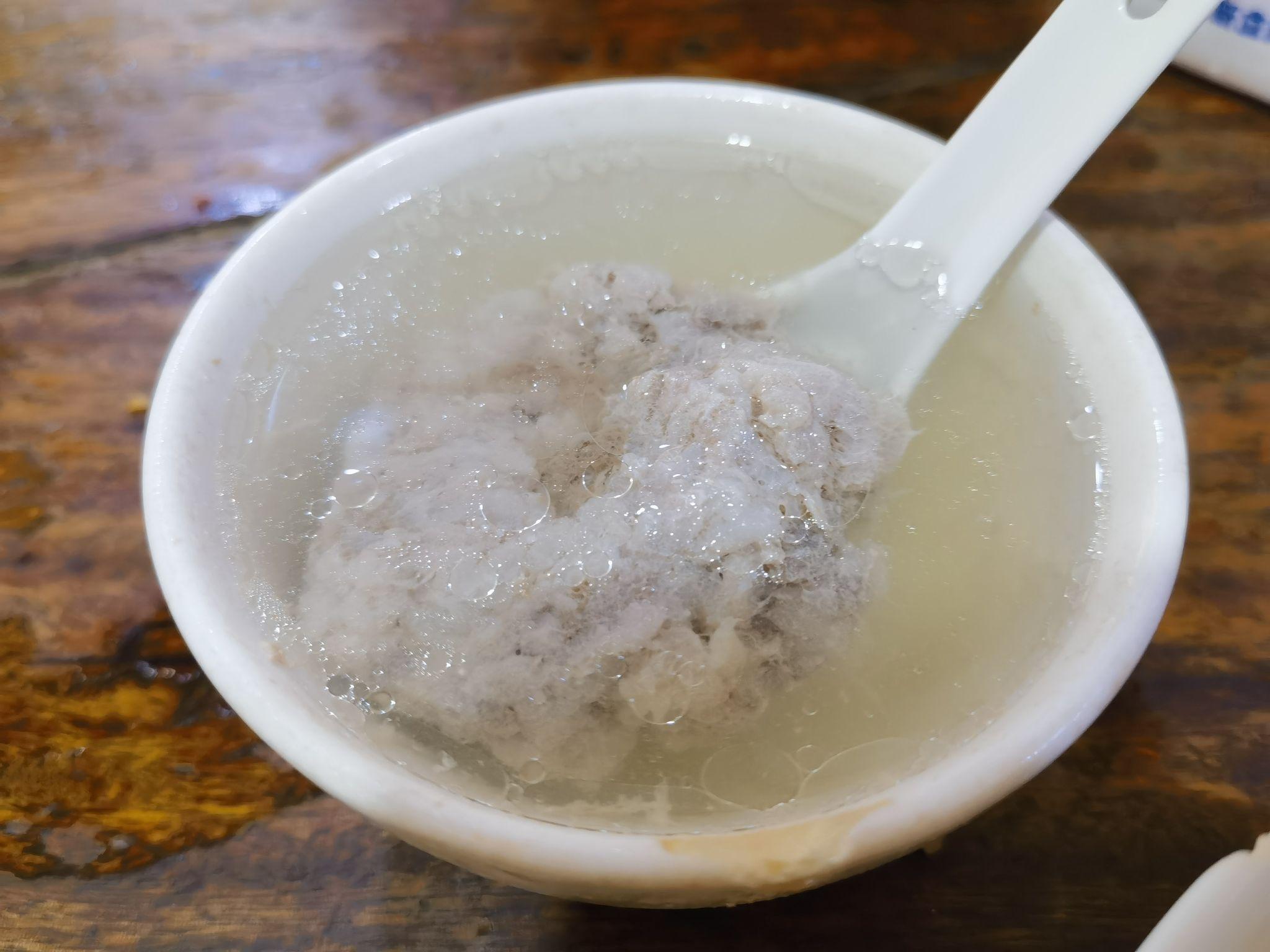 肉饼汤,百年老汤店百年老汤店的店内,一排的辣椒酱肉饼汤,百年老汤店