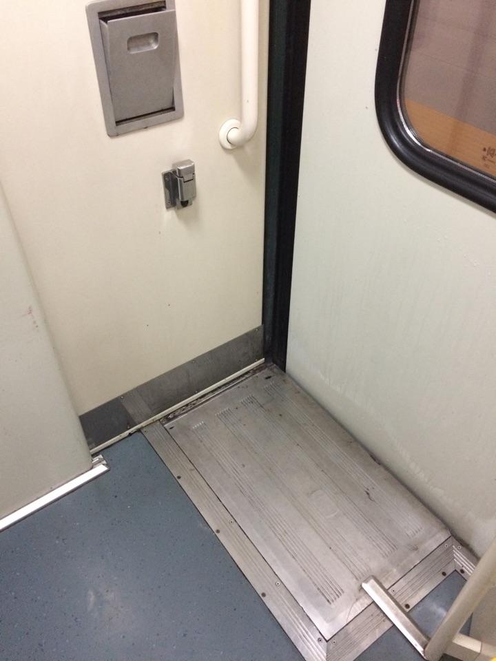 火车车厢连接处的烟灰缸下面这个装置是做什么用的如图所示