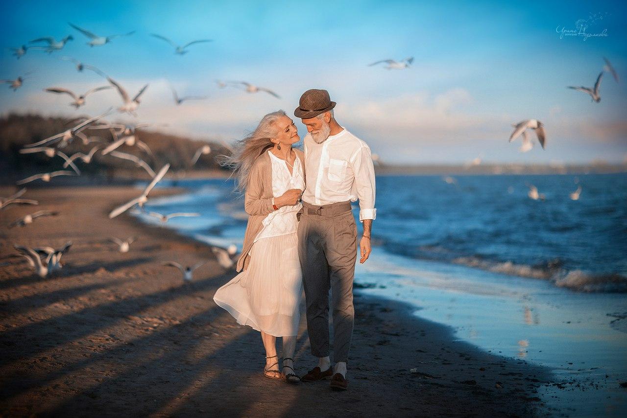 两位白发苍苍,却又非常优雅时尚的老人,在海边拍摄了一组温馨浪漫的