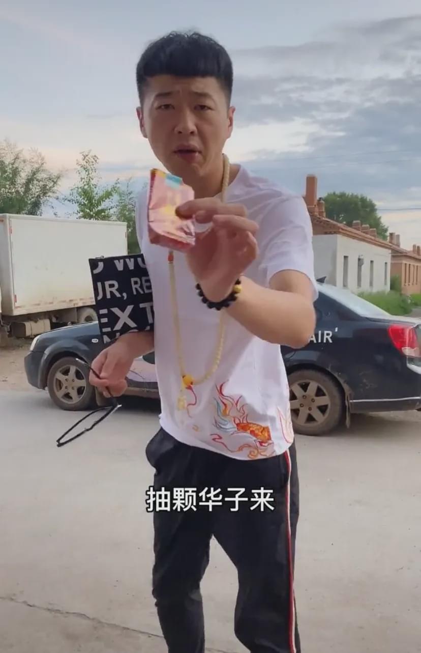 不过说起街溜子,最标致的还属他独特的走路方式:腿