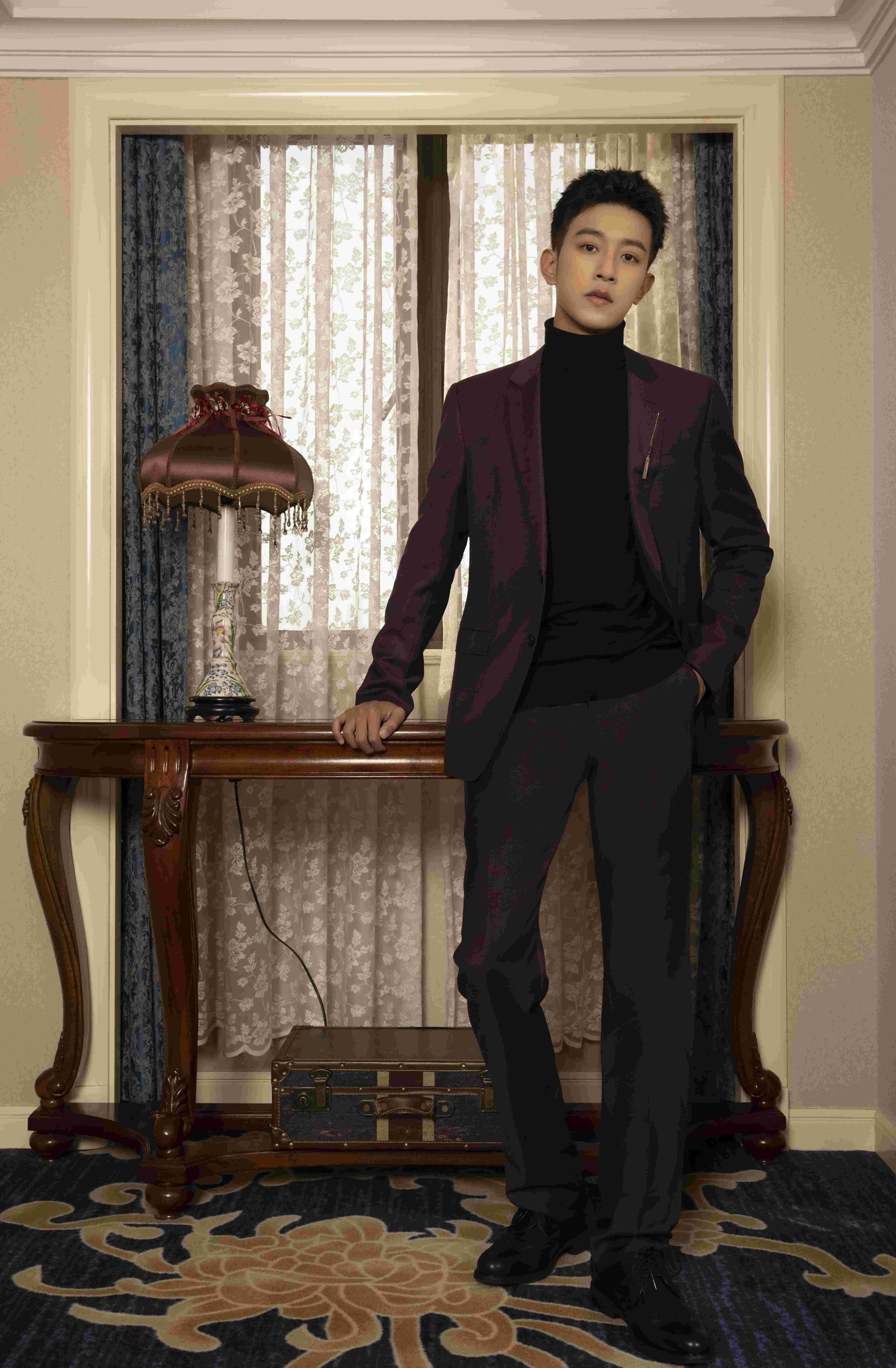 青年演员李沛恩亮相第八届文荣奖颁奖典礼西装造型帅气吸睛