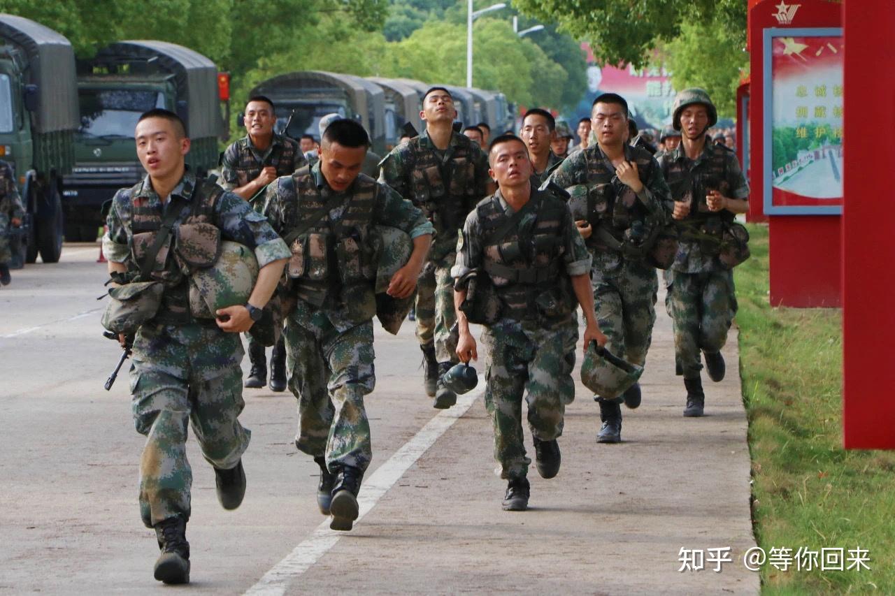 五公里越野分为武装和轻装,最难熬的训练算得上五公里武装越野跑.