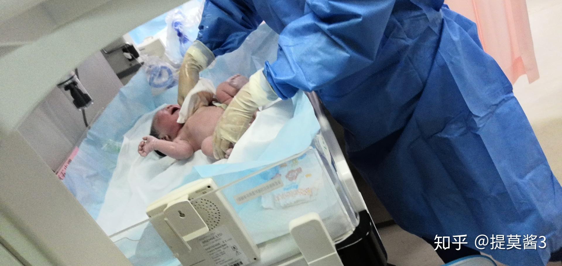 新生儿什么时候可以看到强光 v2-f3700dec20d50f081092eaacbc67ee70_r.jpg