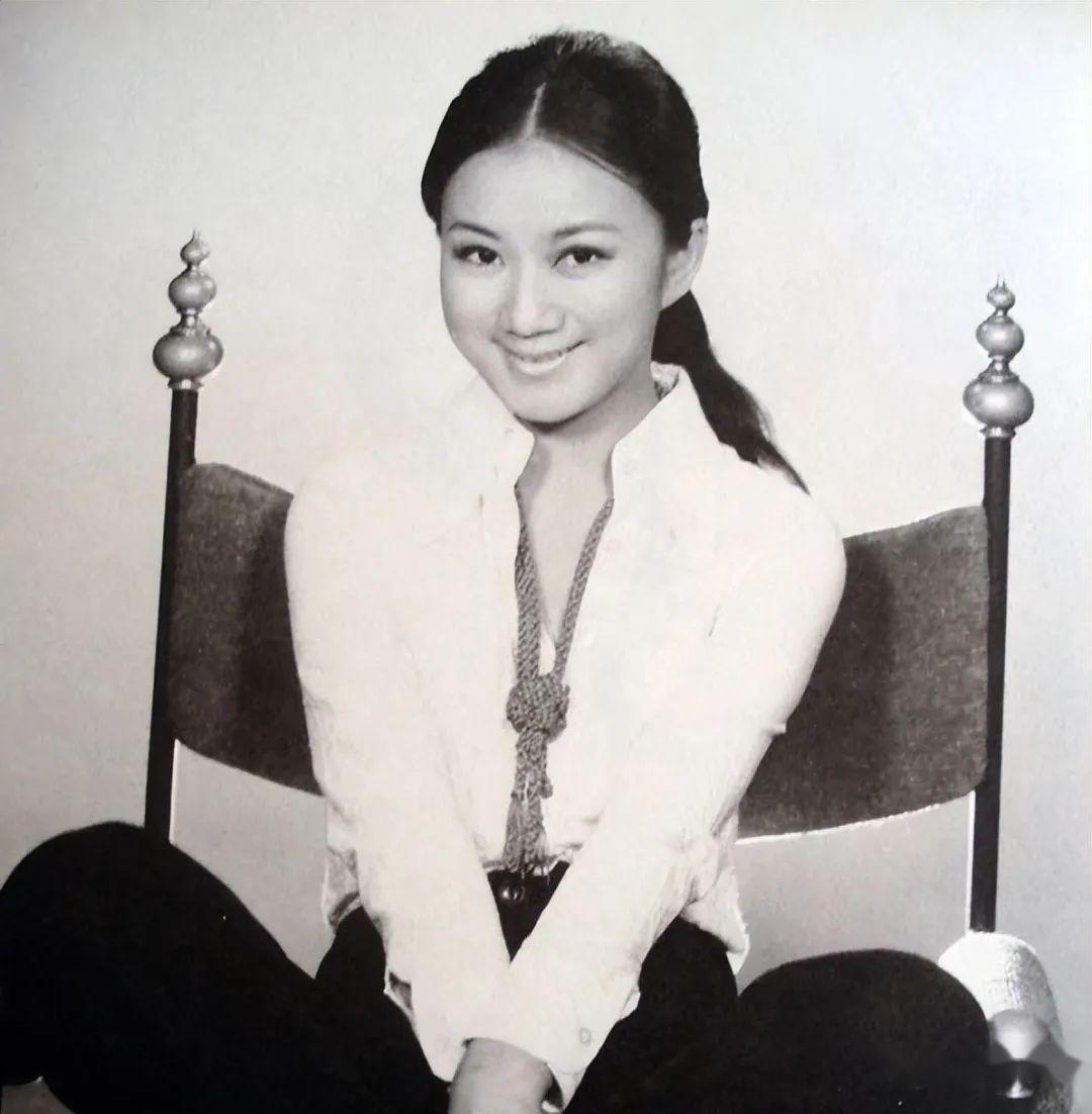 焦姣出生于重庆,1949年时跟着父母前往台湾定居,成年后焦姣进入台湾