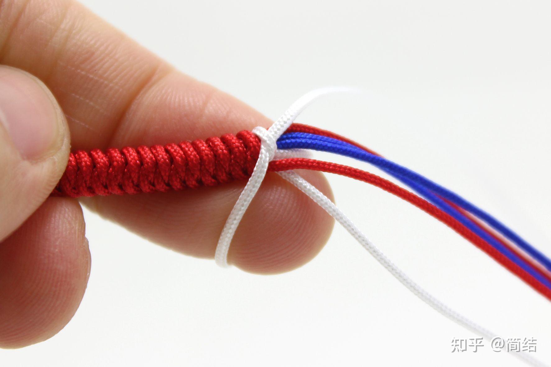 私房红手绳,名字叫做八股平安绳,因为它主要是由八股平安结编织的寓意