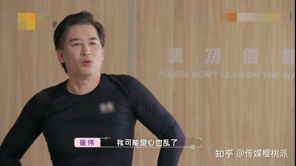 和大十岁的建筑师崔伟初次约会,黄奕就丝毫的不忸怩,还亲自下厨为对方