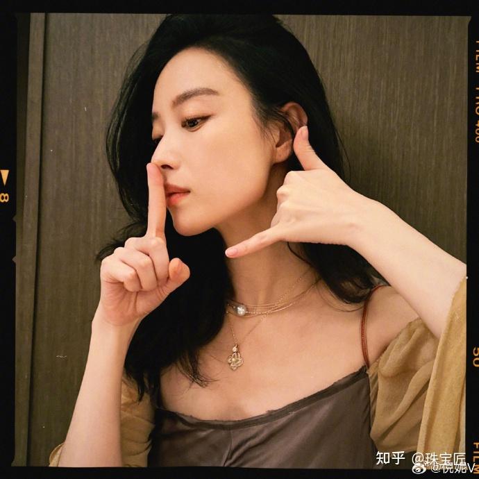 教科书级珍珠穿搭!倪妮和她的30套珍珠look,教你轻松拿捏俏皮高级感!