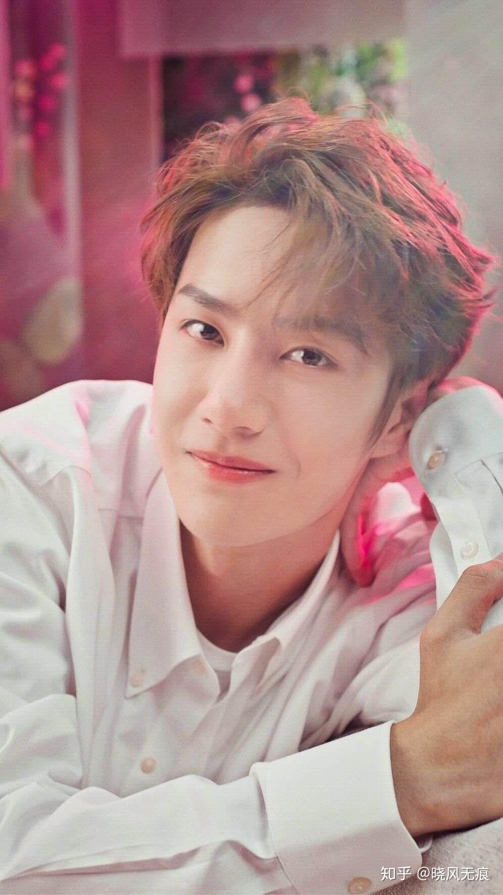 可不可以分享几张王一博笑起来很甜的图片