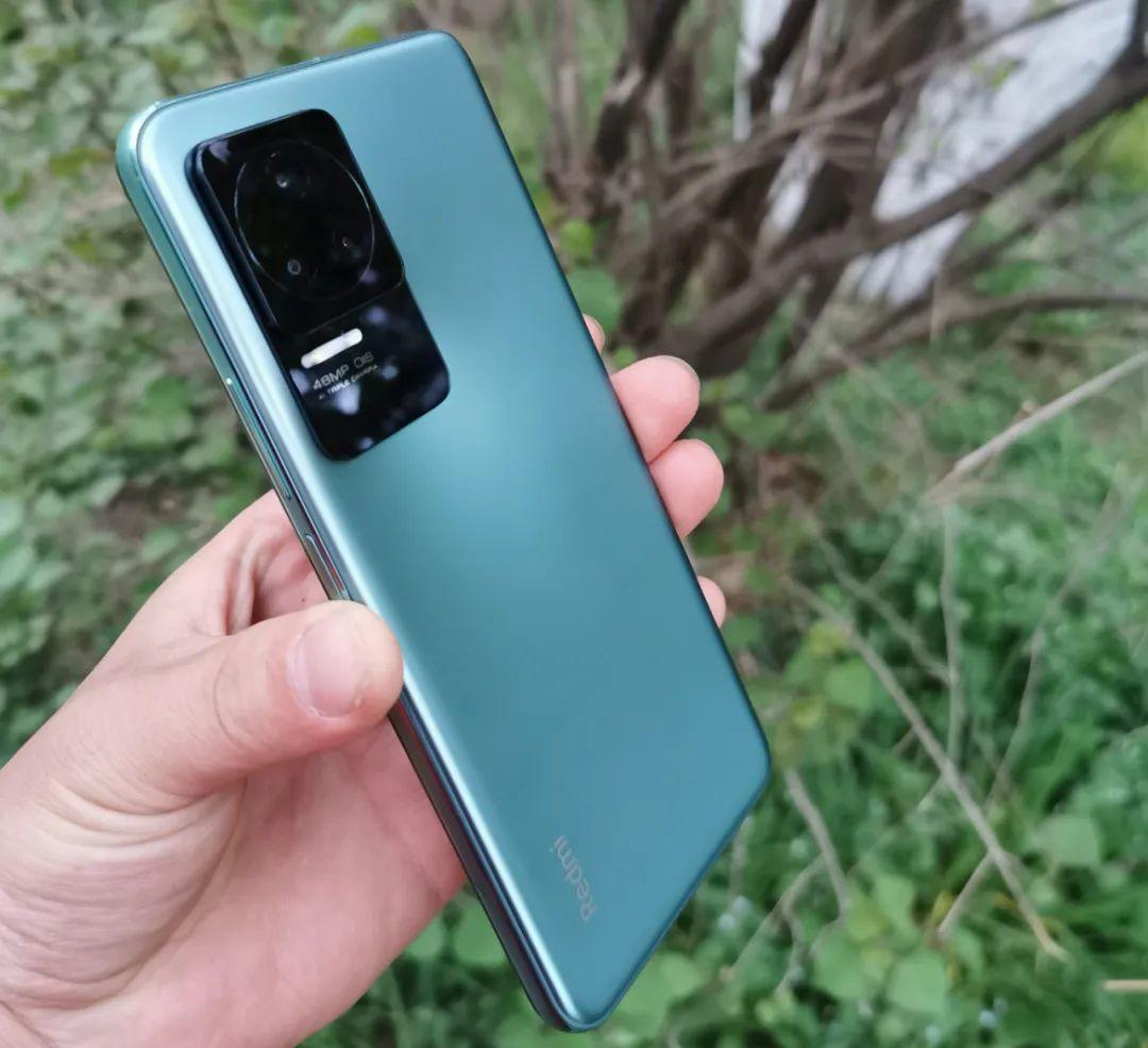 主摄支持光学防抖,采用的感光元件为索尼的imx582,不过在天玑平台的