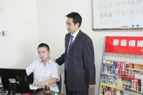 这位少年名叫鄢奉天,但是人们还是更熟悉他的网名"菜霸".