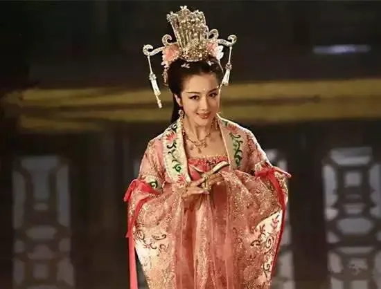 他老婆就是关羽苦苦向曹操索求的绝色美女,最终被曹操自纳的绝色美女