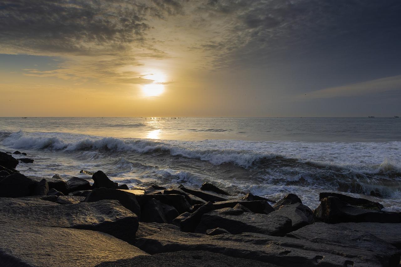海浪拍岸的声音