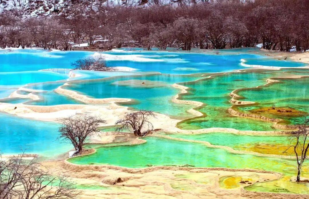 男童在黄龙钙化彩池小便，景区禁其全家再入园，如何看待景区的做法？