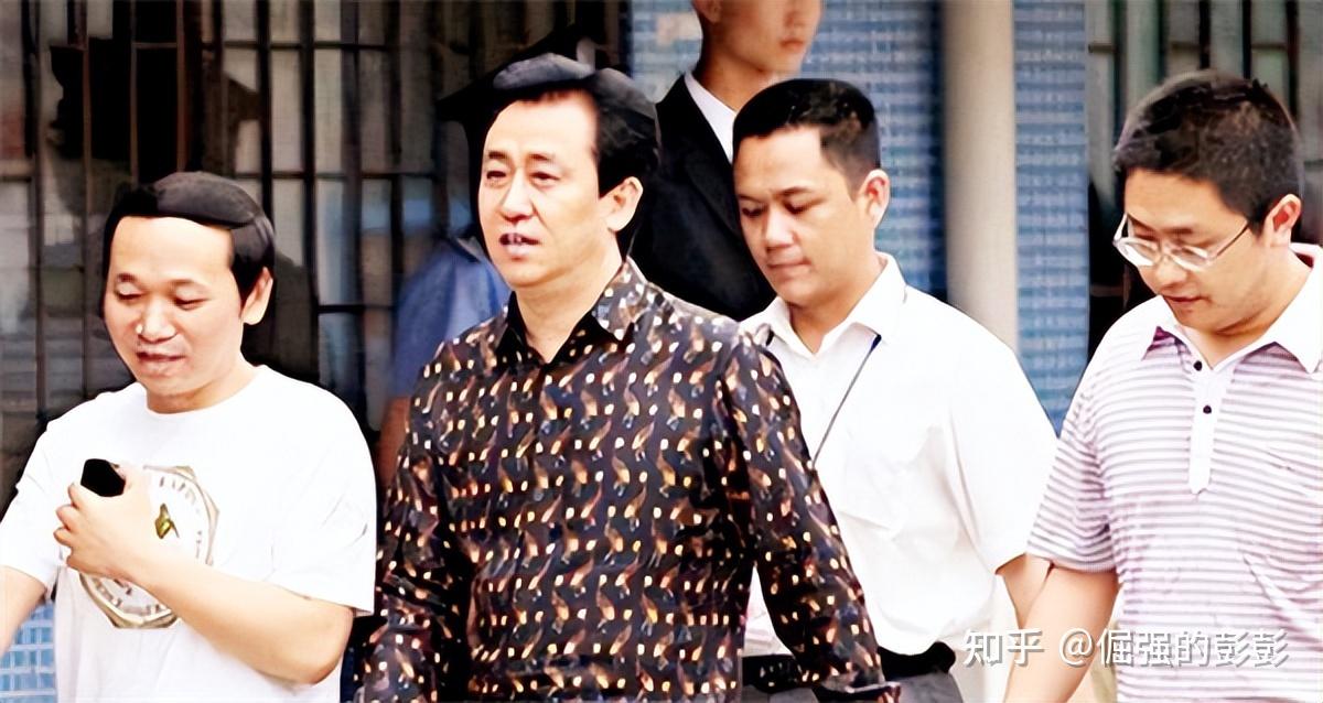 许家印家族唯一善终者不是已出境的前妻而是早已去世的父亲