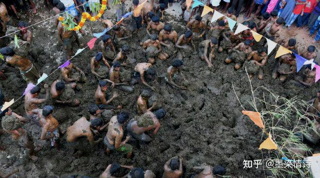 印度民众庆祝“泼粪节”:活动现场牛粪满天飞,网友直呼:这谁受的了 - 知乎