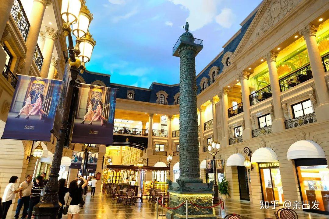 凡登广场在巴黎人的凡登广场, 通常是下午, 不定时会有街头艺人陛演