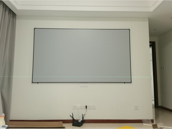 缺点就是不能收起来,整张幕布展开后就只能固定式壁挂或者靠在墙面上