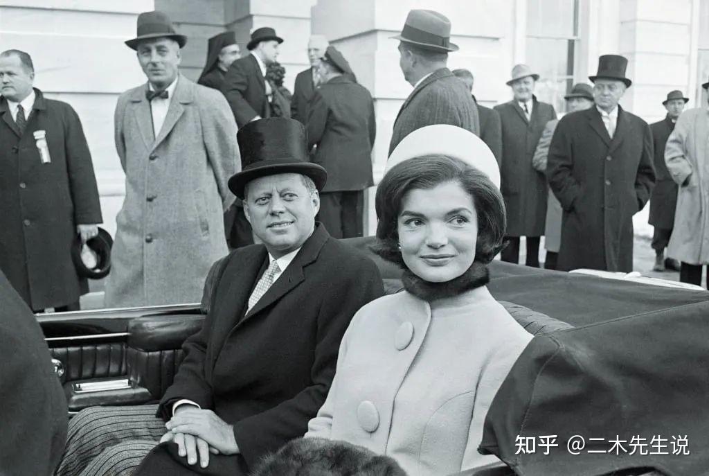 1位就是美国总统肯尼迪的夫人杰奎林肯尼迪,他带着游哈森设计的曜和帽
