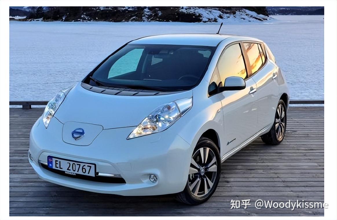 1881 年出现在法国巴黎街头的第一辆装配以铅酸电池的电动三轮车,该车