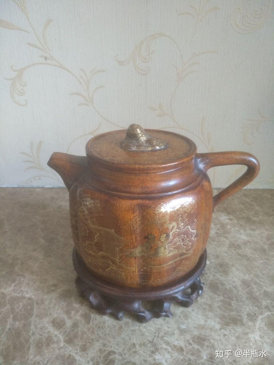 二,裴永林制款描金紫砂壶这是一把泡过茶的壶,壶内外留有淤积的茶渍.